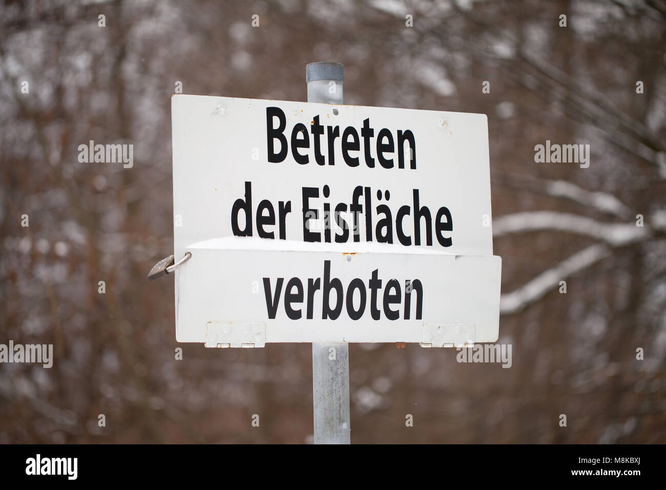 Deutsche Warnschild an einem See. Es bedeutet: Geben Sie die Eisfläche verboten Stockfoto