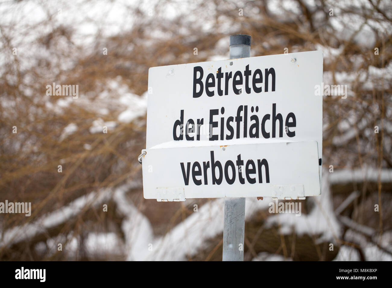 Deutsche Warnschild an einem See. Es bedeutet: Geben Sie die Eisfläche verboten Stockfoto