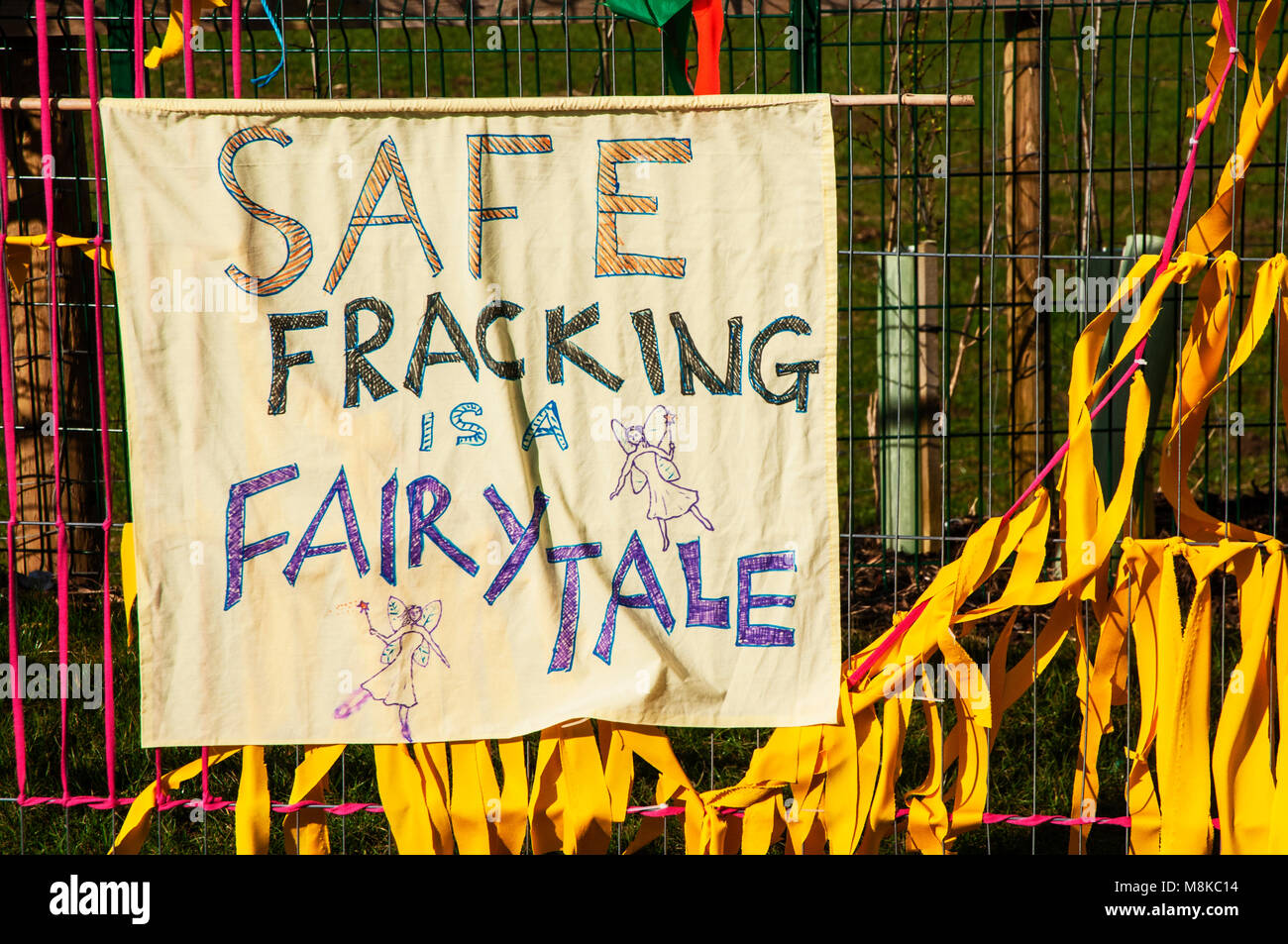 Anti Fracking Zeichen durch Demonstranten und Dorfbewohner in den Dörfern rund um die fylde Bereich in Lancashire England verwendet Stockfoto