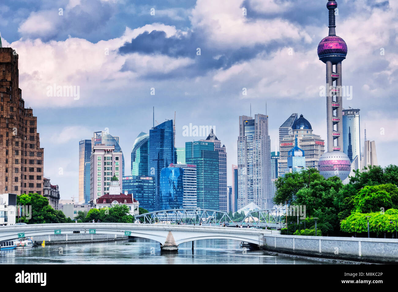 Juli 15, 2015. Shanghai, China. Der waibaidu (Garten) und Huqiu Straßenbrücken über den Wusong Fluss (Suzhou Creek) mit modernen Gebäuden von Lujiaz Stockfoto