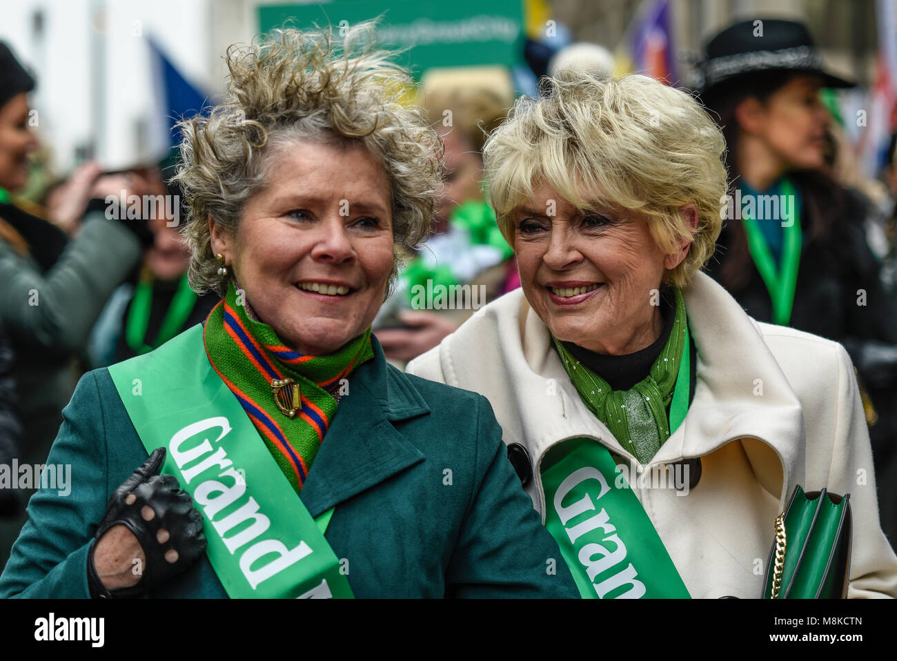 Gloria Hunniford und Imelda Staunton, Grand Marshals in St. Patrick's Day Parade London 2018 Stockfoto