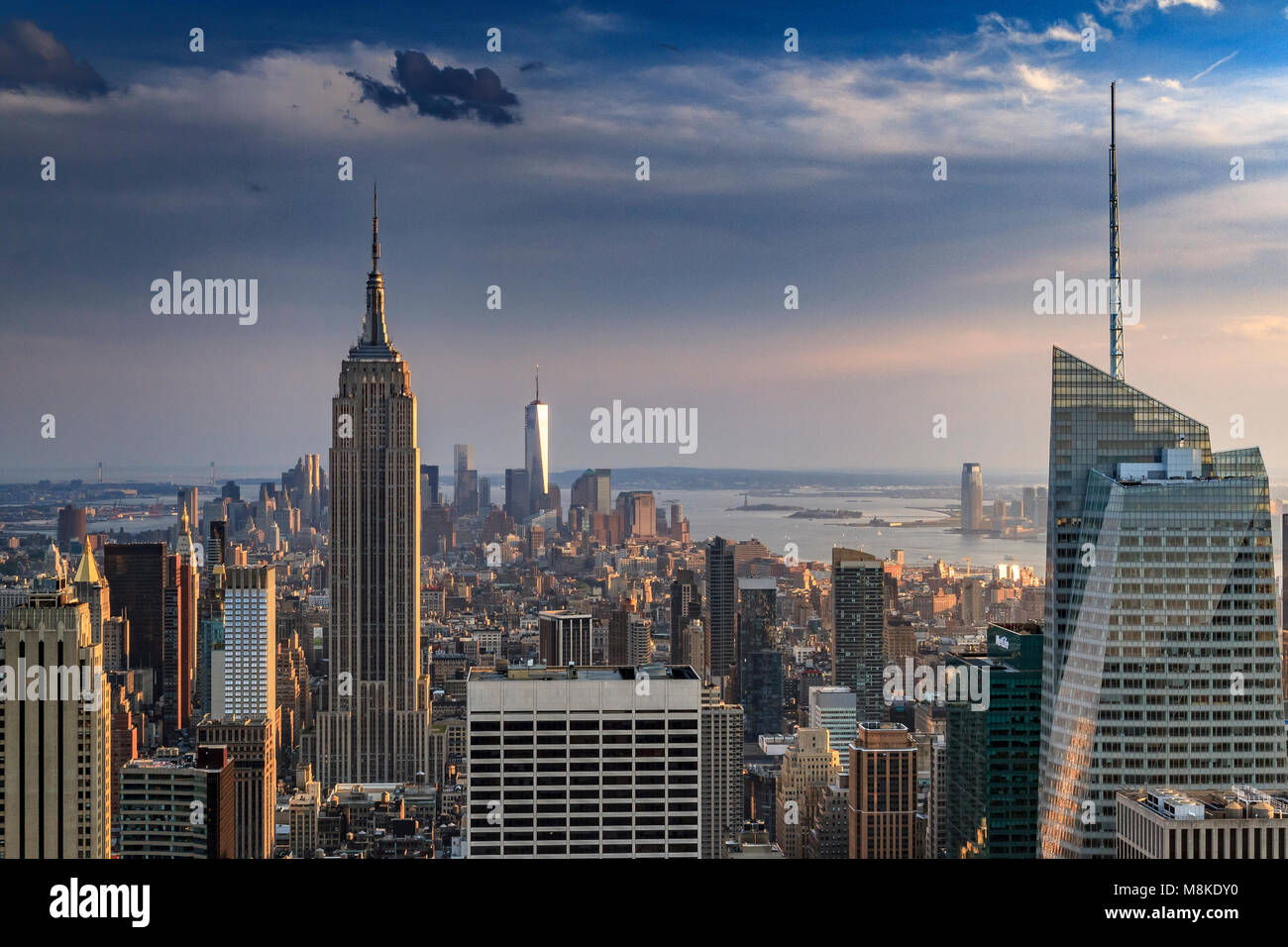 Das Empire State Building von der Aussichtsplattform „Top of the Rock“ auf dem obersten Rockefeller Center Building, Manhattan, New York Stockfoto