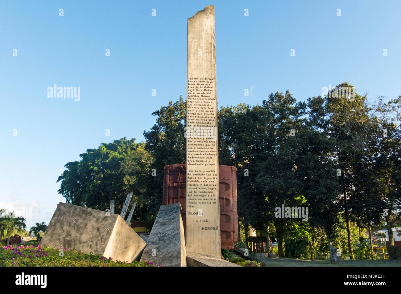 Obelisk "Herrlichkeit für die Helden'. Gedenkstätte von Zug voller Soldaten der Regierung von Che Guevaras Kräfte während der Revolution auf Kuba gefangen. Santa Stockfoto