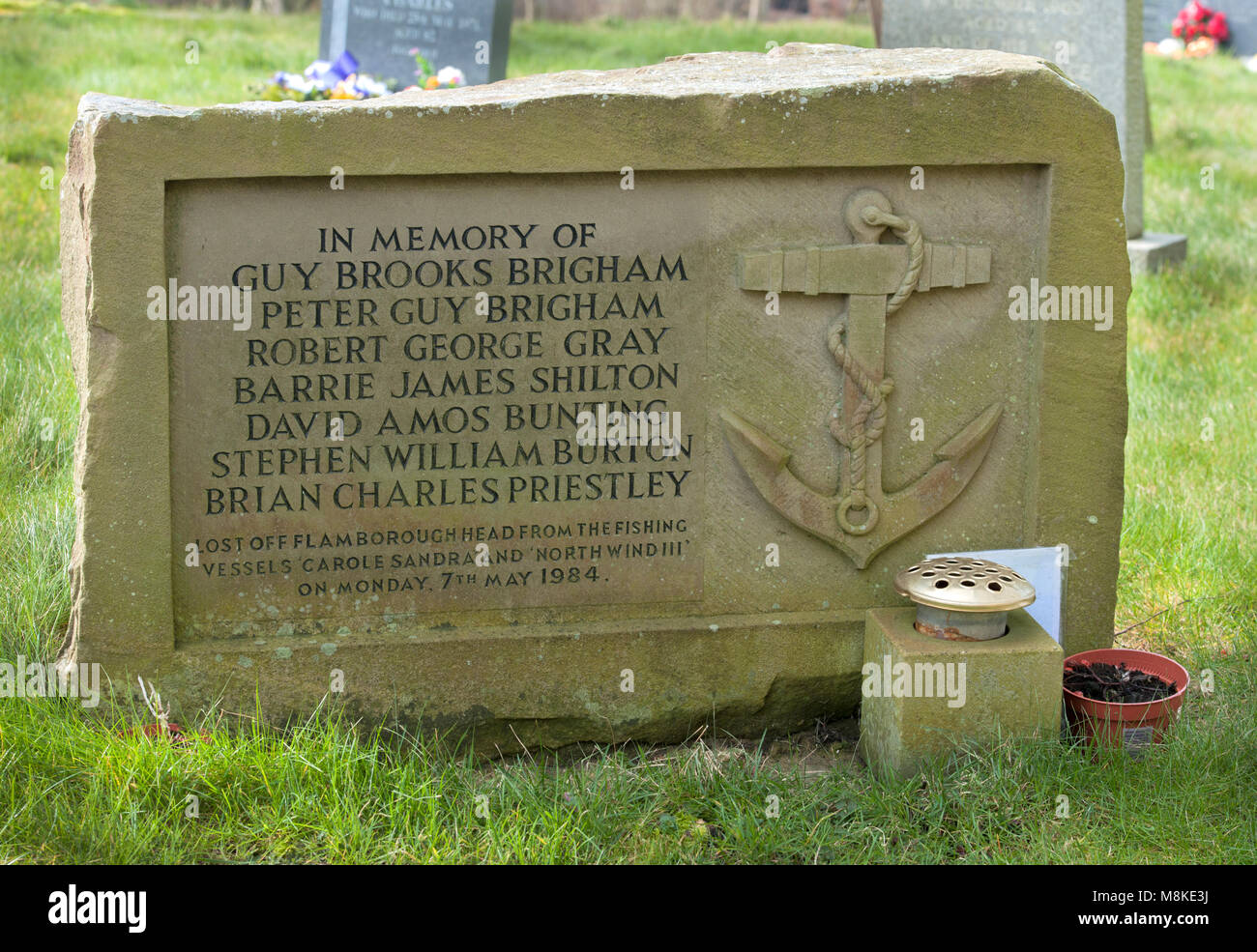 Denkmal auf dem Gelände der St. Oswald's Parish Church, Flamborough, Yorkshire - Seeleute auf See 7 Mai 1984 verloren. Stockfoto