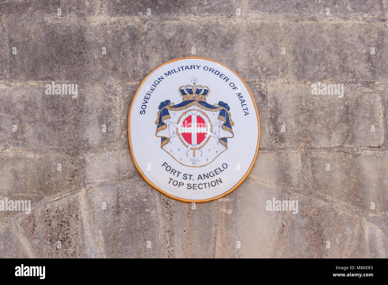 Diplomatische Wappen des Ordens von Malta über dem Tor zum oberen Teil des historischen Fort St. Angelo in Malta. Stockfoto