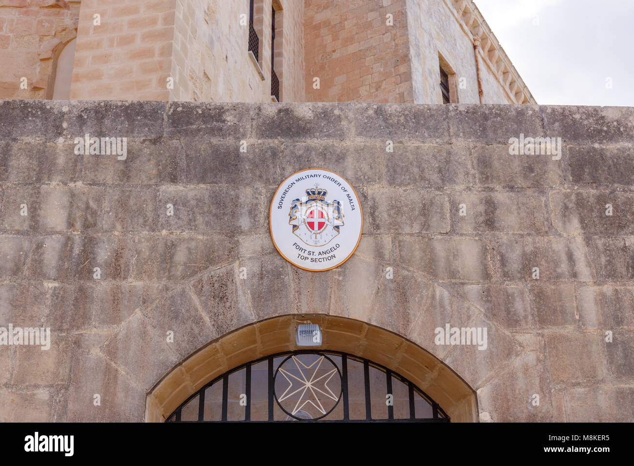 Diplomatische Wappen des Ordens von Malta über dem Tor zum oberen Teil des historischen Fort St. Angelo in Malta. Stockfoto