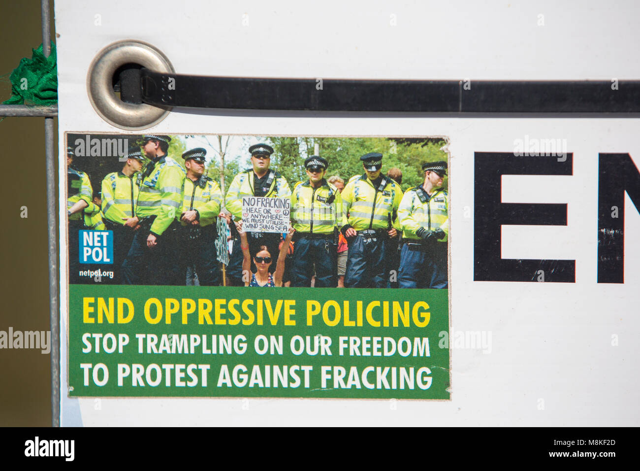 Ein Zeichen über die Repressiven polizeiarbeit an der Neuen Straße fracking Website Preston, Lancashire, UK. Stockfoto
