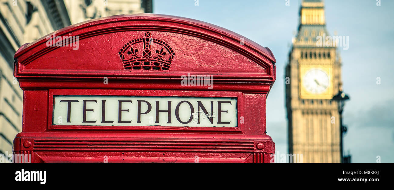 Iconic britische Alte rote Telefonzelle mit dem Big Ben im Hintergrund im Zentrum von London. Stockfoto