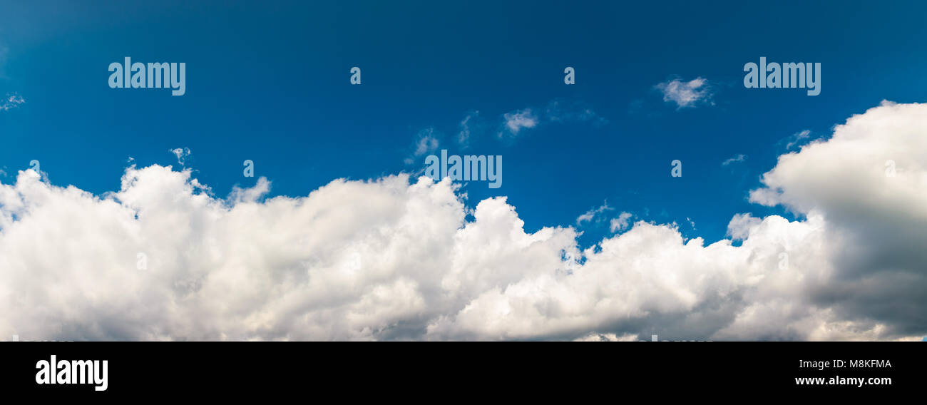 Erstaunlich Wolkenformationen auf einem dunkelblauen Himmel. schöne Seite cloudscape Panorama im Sommer leuchtet Stockfoto