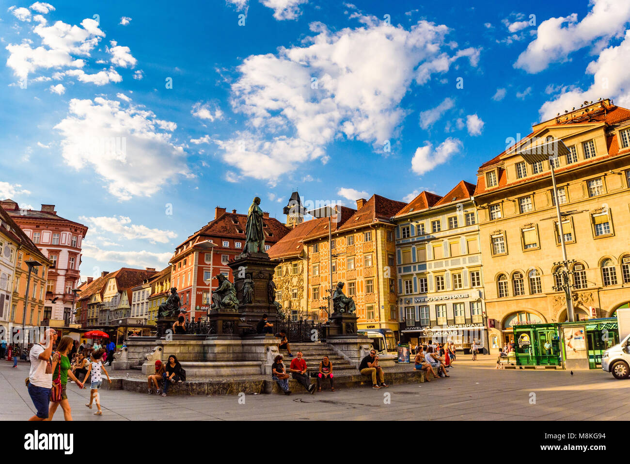 Graz, Steiermark/Österreich - 07 09 2016: Blick auf den Hauptplatz der Stadt und Brunnen im Zentrum der Stadt, Sommer Sonne Stockfoto