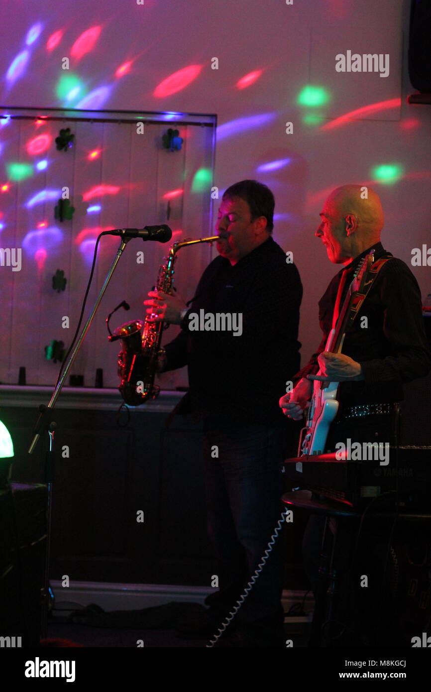 Die unbarmherzige Brüder & Joe Green Saxophonist live Musik Konzert in Elsenham, Essex, Großbritannien. 17. März 2018. Stockfoto
