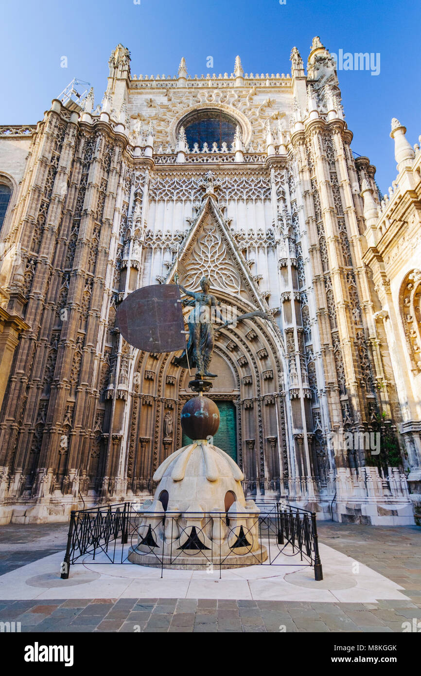 Sevilla, Andalusien, Spanien: Gotische Puerta del Príncipe (Tür des Prinzen) auf den Dom und die Replik der Giraldillo Wetter - Flügel Statue auf der Oberseite Stockfoto