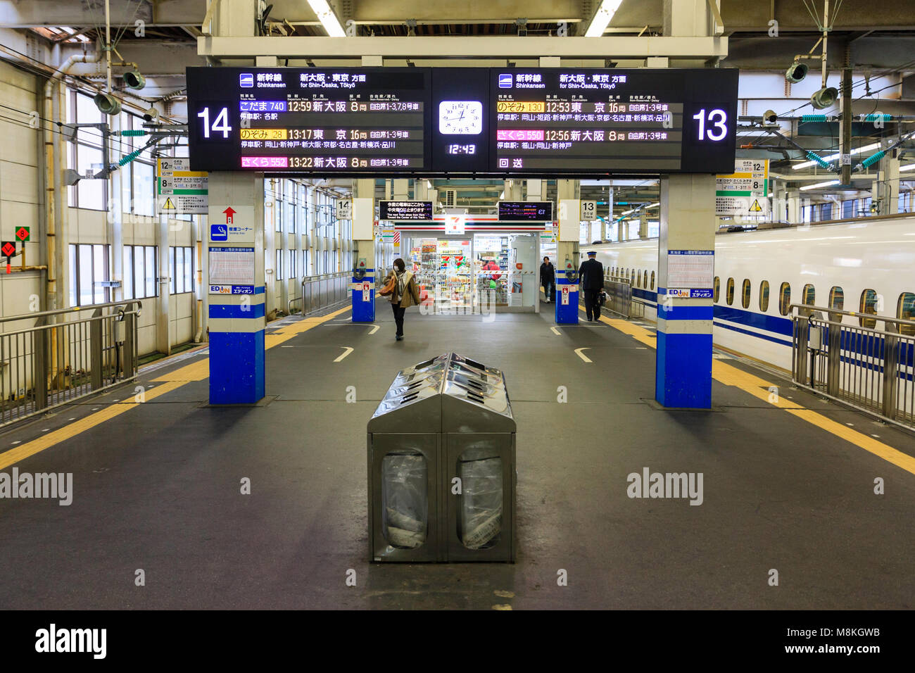 Japan, Hiroshima Station. Blick entlang der Plattform mit dem Shinkansen, Bullet Train, Serie 700 auf einer Seite. Nicht besetzt, nur wenige Menschen, Stockfoto