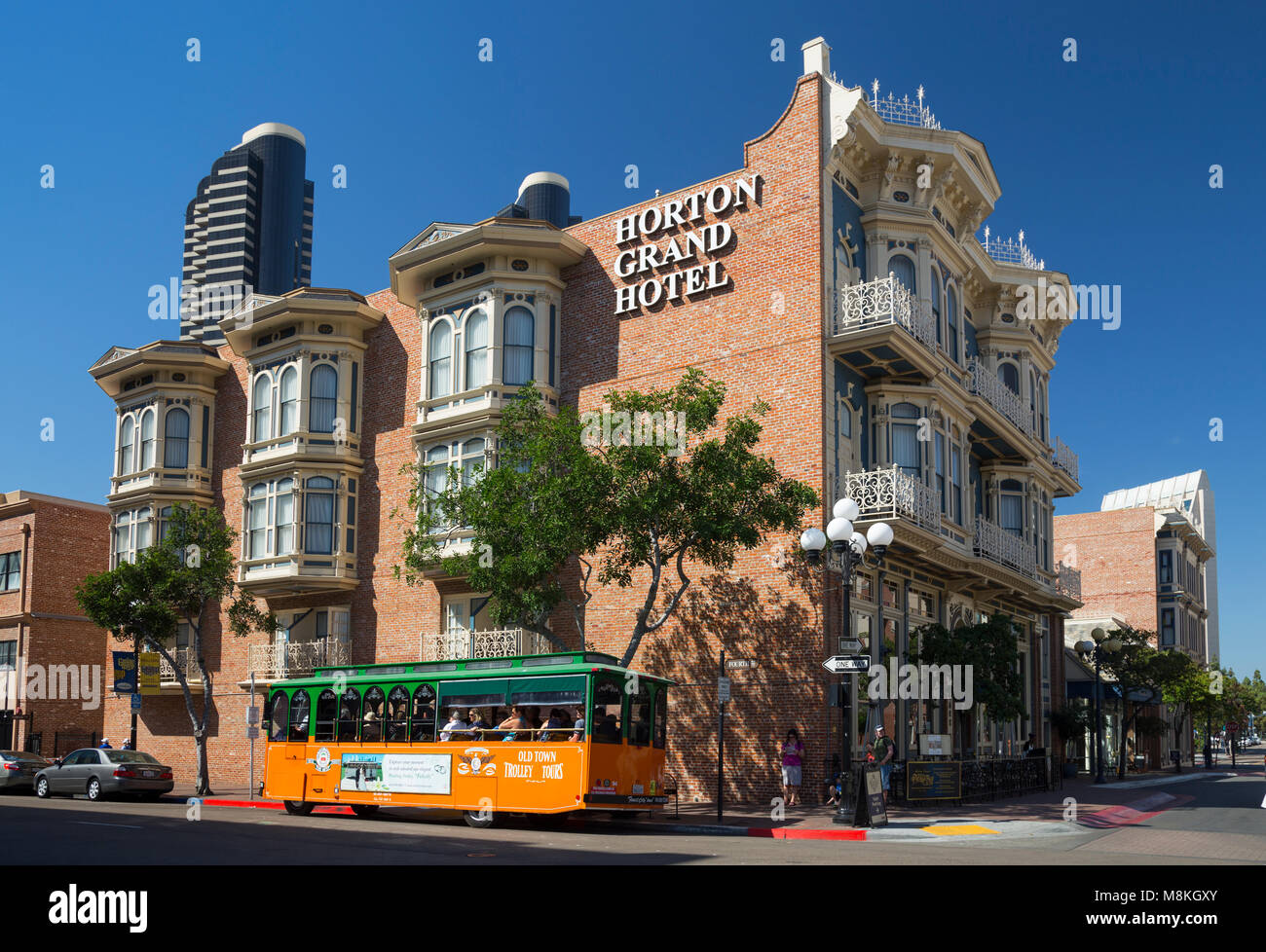 Old Town Trolley Bus außerhalb des Horton Grand Hotel, San Diego, Kalifornien Stockfoto