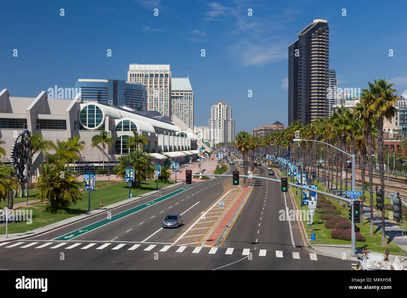 West Harbor Drive mit dem Convention Center auf der linken Seite, San Diego, Kalifornien, USA Stockfoto
