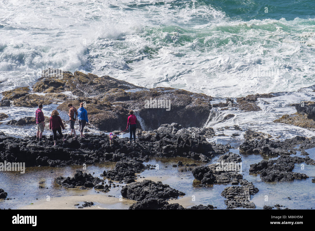 Touristen schöne Wellen Thor's Gut in Cape Perpetua malerische Gegend zu erkunden, Oregon Stockfoto