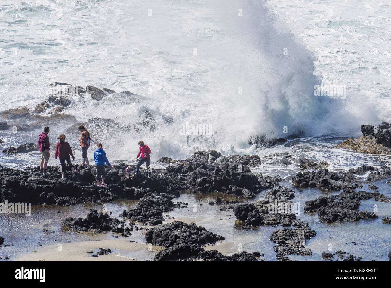 Touristen schöne Wellen Thor's Gut in Cape Perpetua malerische Gegend zu erkunden, Oregon Stockfoto