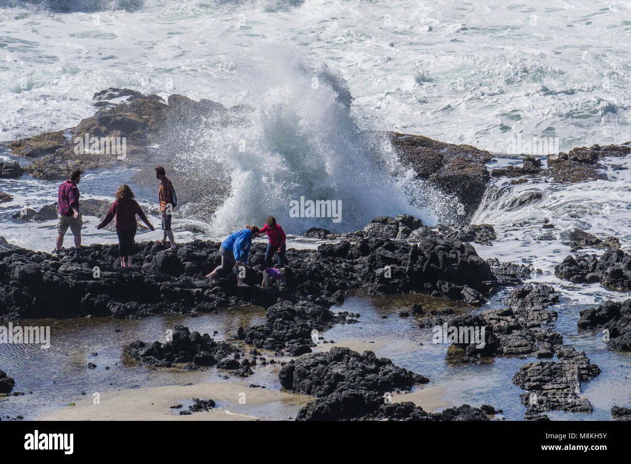 Touristen schöne Wellen Thor's Gut in Cape Perpetua malerische Gegend zu erkunden, Oregon Stockfoto