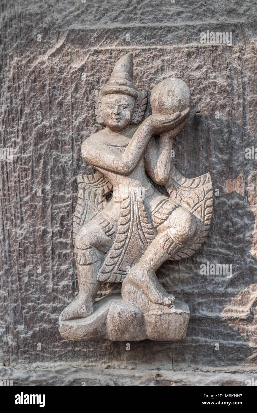 Von einer Holzschnitzerei in der Shwe Bin Kyaung Teakholz Kloster Mandalay Myanmar Detail Stockfoto