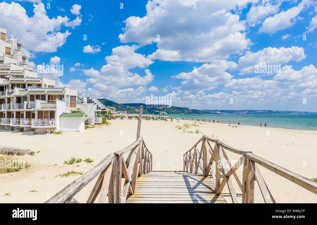 Holzsteg über den Fluss. Schwarzes Meer, Seebad Albena, Bulgarien Stockfoto