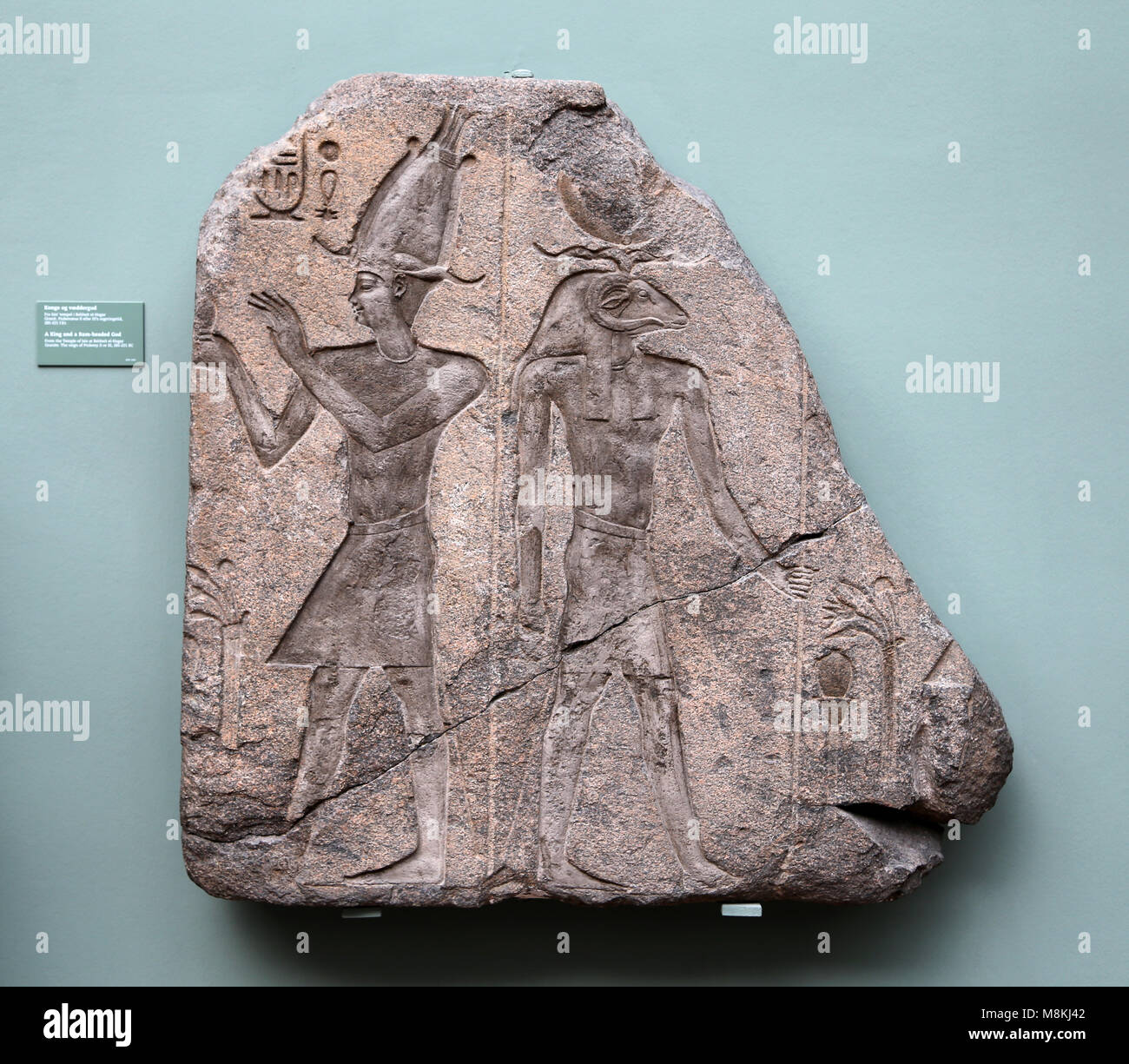 Ein König und eine RAM-Gott geleitet. Aus dem Tempel der Isis auf Behbeit el-Hagar. Granit. Herrschaft von Ptolemäus II oder III, 285-221 BC. Kopenhagen. Stockfoto