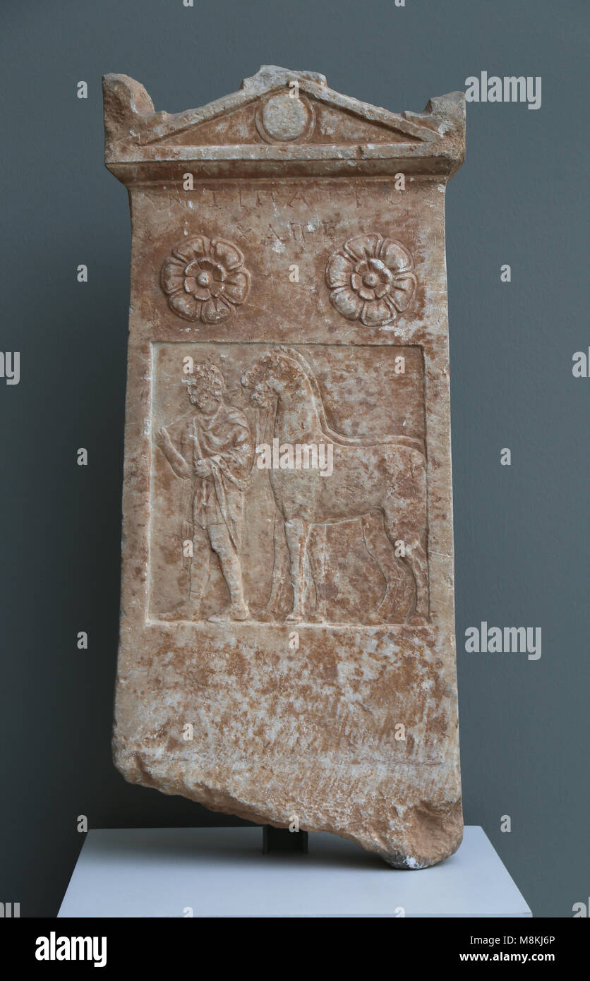 Athenian grave Markers. Grab Stele. Athen C. 300 v. Chr.. Marmor. Ein Bräutigam oder Jockey Gedenken. Stockfoto