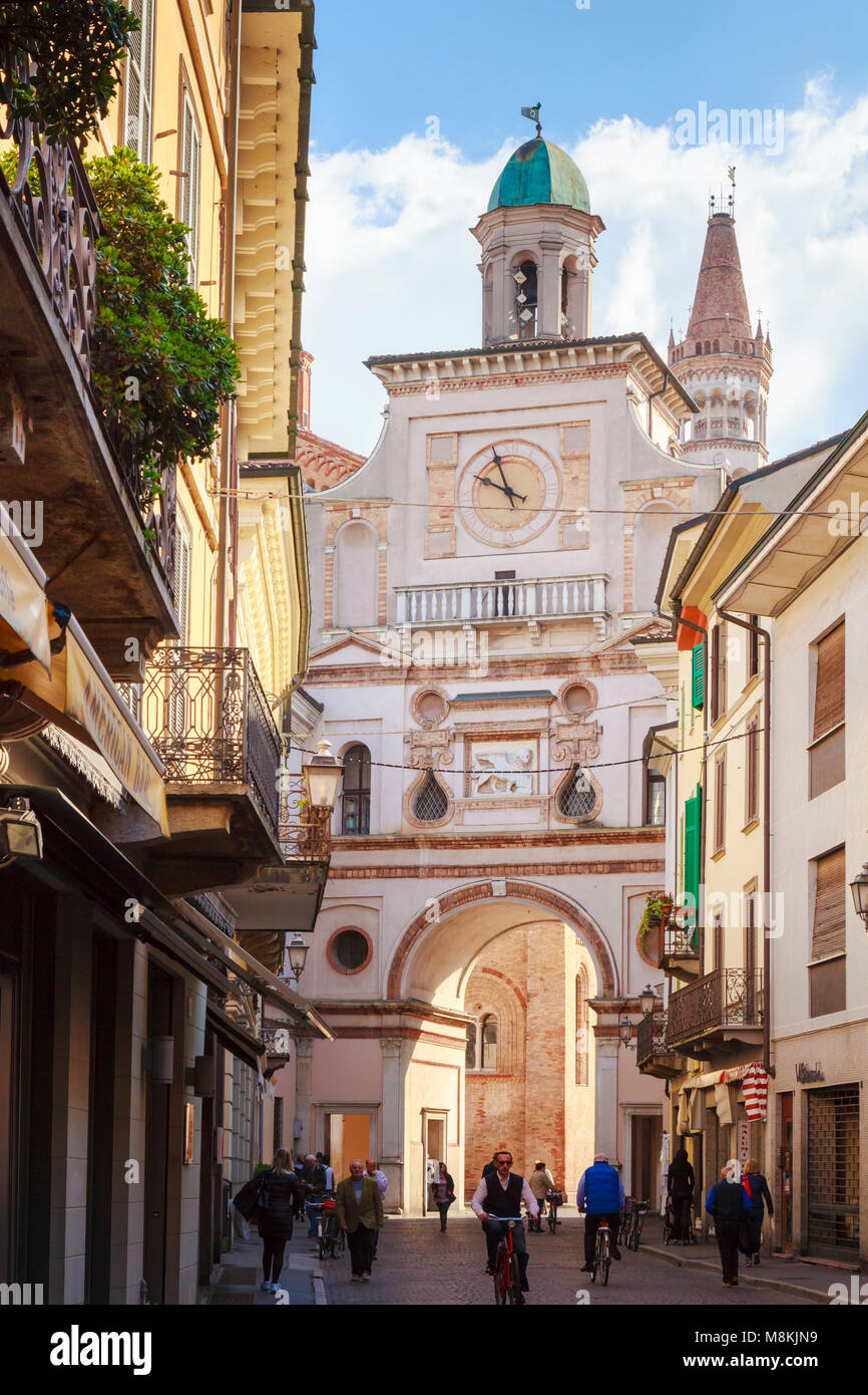 Das Arco del Torrazzo, Crema, Italien, eine Renaissance Triumphbogen Tor von c. 1520 Anschluss Via XX Settembre mit der Piazza del Duomo. Stockfoto