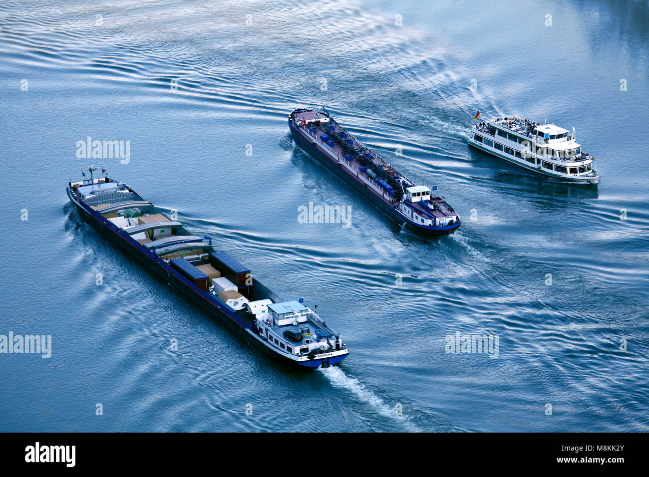 Zwei cargo riverboats und eine tourboat Seite an Seite auf dem Rhein Stockfoto