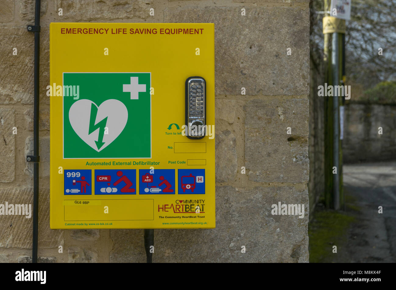 Gemeinschaft Heartbeat Trust Defibrillator in Minchinhampton installiert Stockfoto