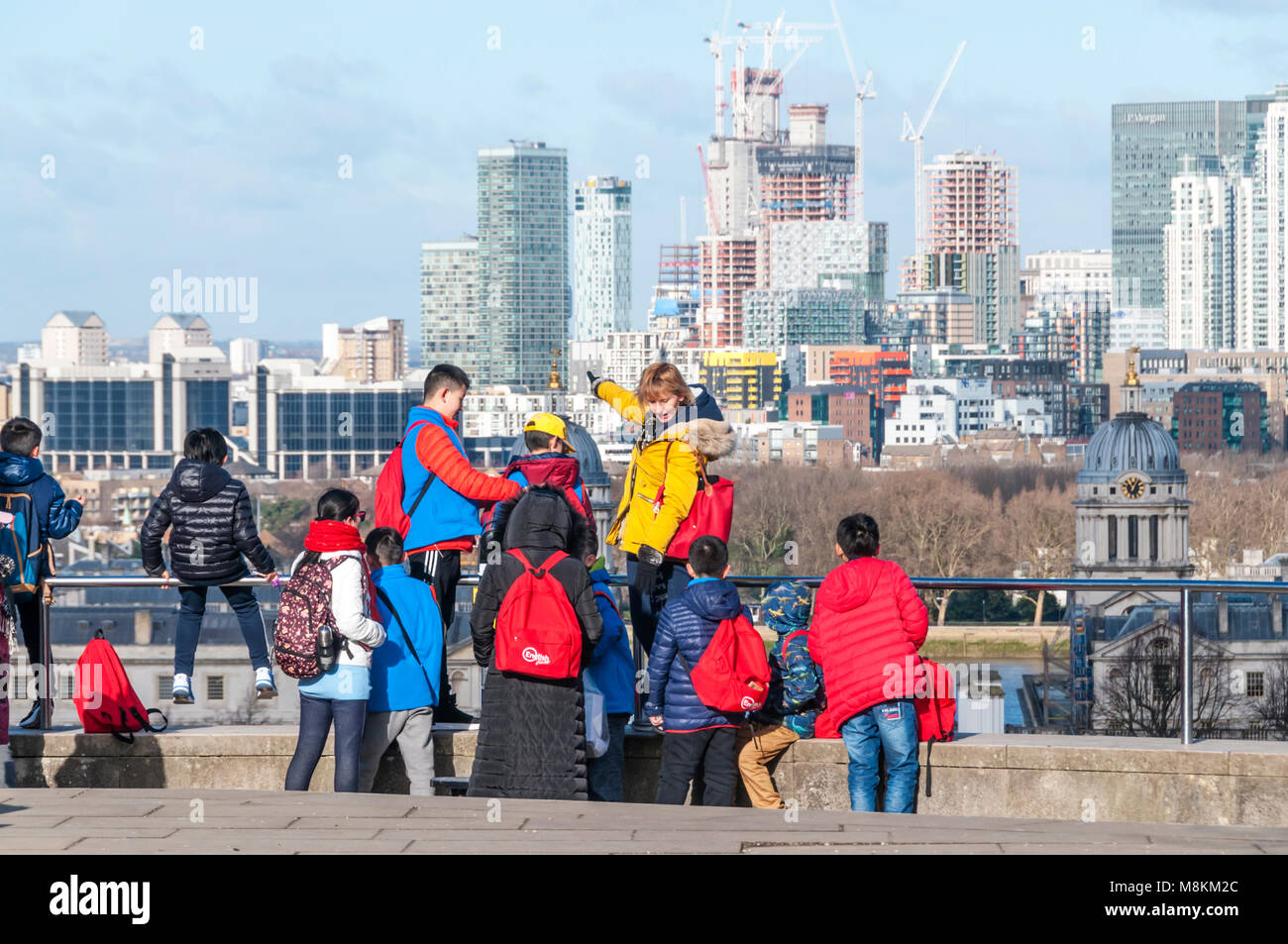 Eine Schule, bei Greenwich Park mit Blick auf die Bauarbeiten auf der Isle of Dogs (Oof). Stockfoto