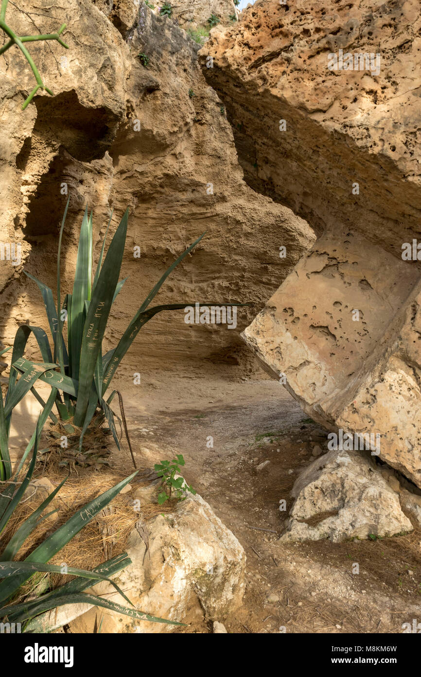 Lücke in den Kalksteinfelsen in der Nähe des Agia Solomoni & die christliche Katakombe in der touristischen Zone von Paphos, Zypern, Mittelmeer Stockfoto