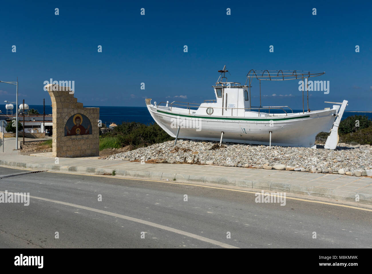 Strände Yacht Denkmal auf dem Weg in Agios Georgious, Paphos, Zypern gegen einen klaren blauen Himmel Stockfoto