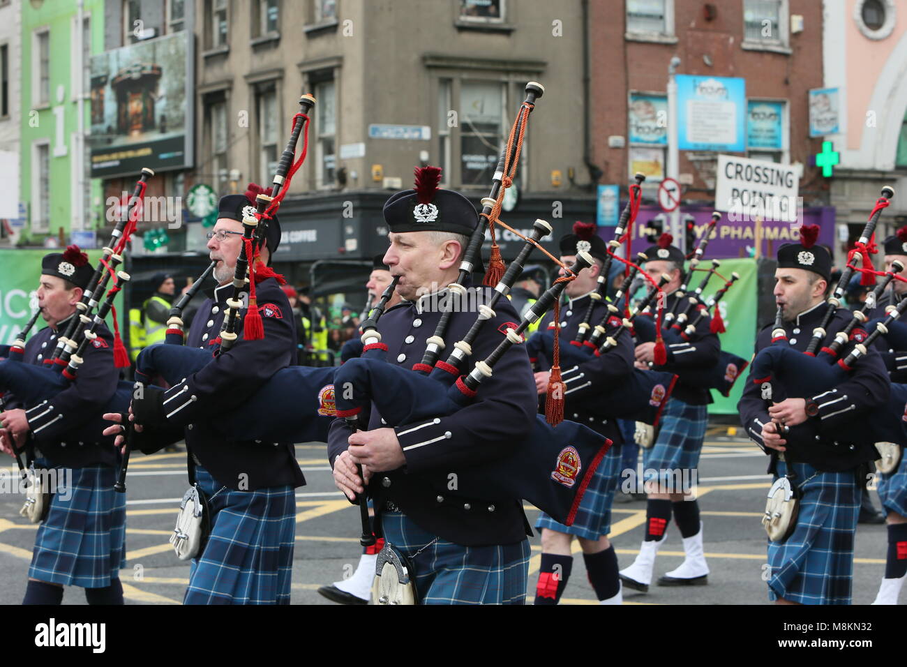 Die Dublin Feuerwehr Pipe Band. Bild vom Stadtzentrum von Dublin während der Saint Patrick's Day Parade als Teil der jährlichen Saint Patrick's Festival. Stockfoto