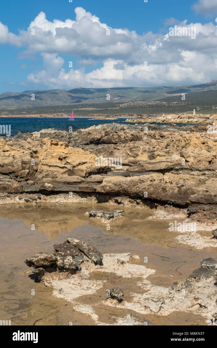 Felsvorsprung auf Agios Georgious Strand in der Sonne, Paphos, Zypern Stockfoto