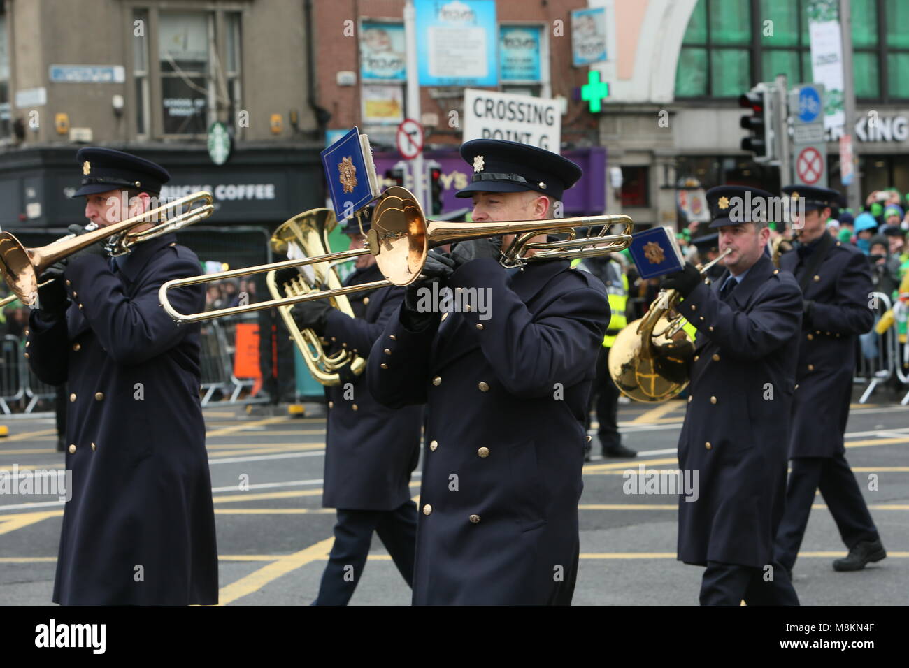 Der Garda Siochana band. Bild vom Stadtzentrum von Dublin während der Saint Patrick's Day Parade als Teil der jährlichen Saint Patrick's Festival. Saint Pat Stockfoto