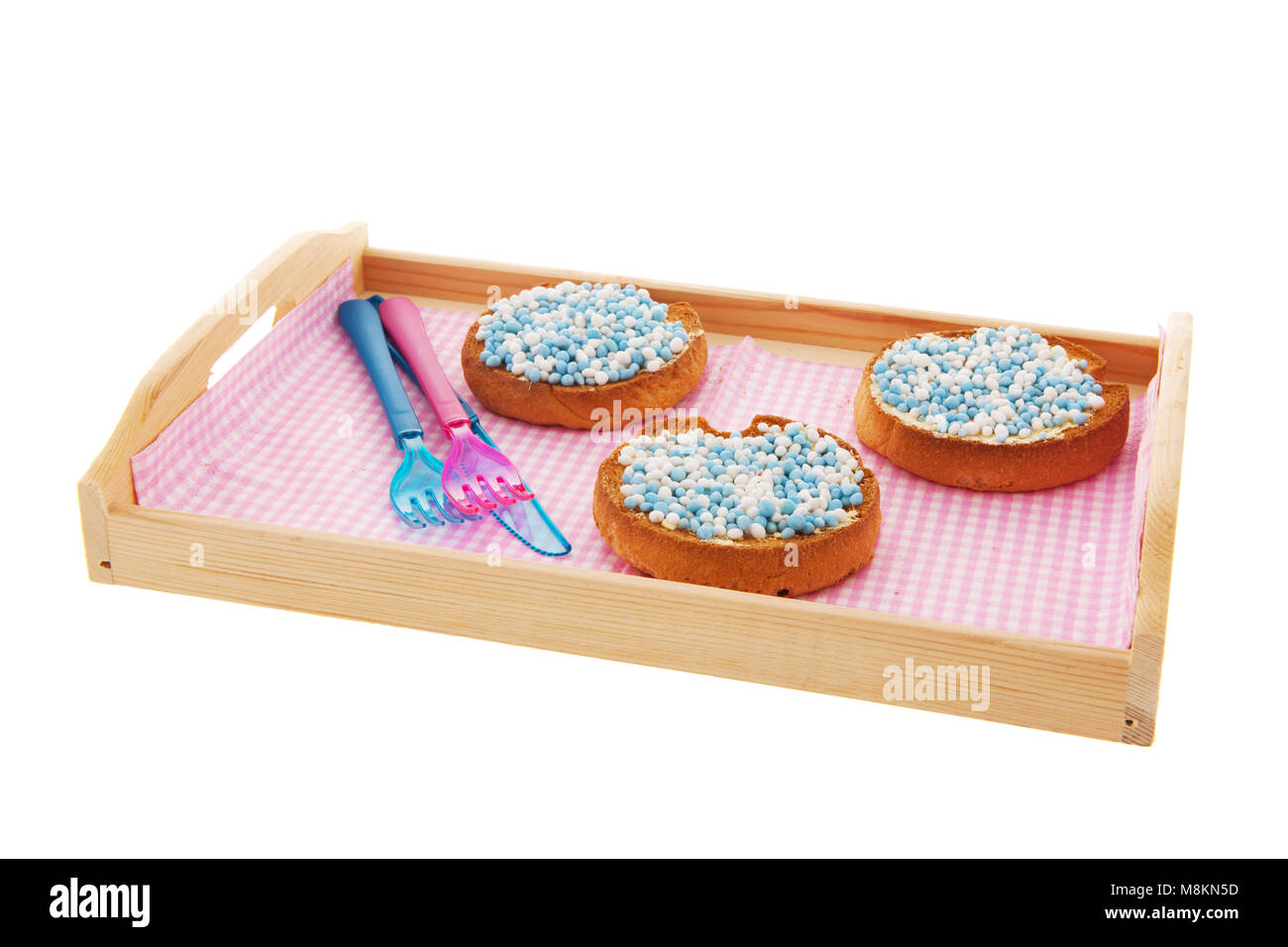 Holländische Tradition blau Mäuse auf Kekse, während Baby Junge geboren auf weißem Hintergrund Stockfoto