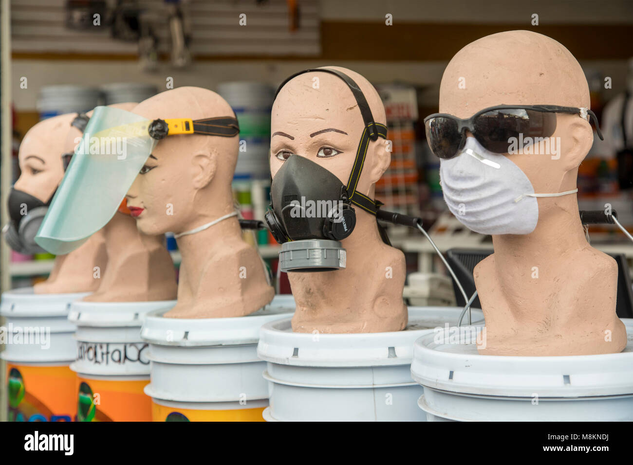 Oaxaca Oax Mexiko Verschiedene Arten Von Schutzmasken Auf Verkauf In Einem Laden In Der Nahe Des Stadtzentrums Stockfotografie Alamy
