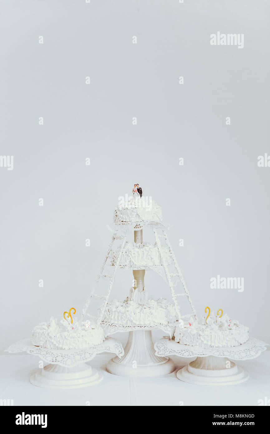 Multi-tier weiß Hochzeitstorte. Stockfoto