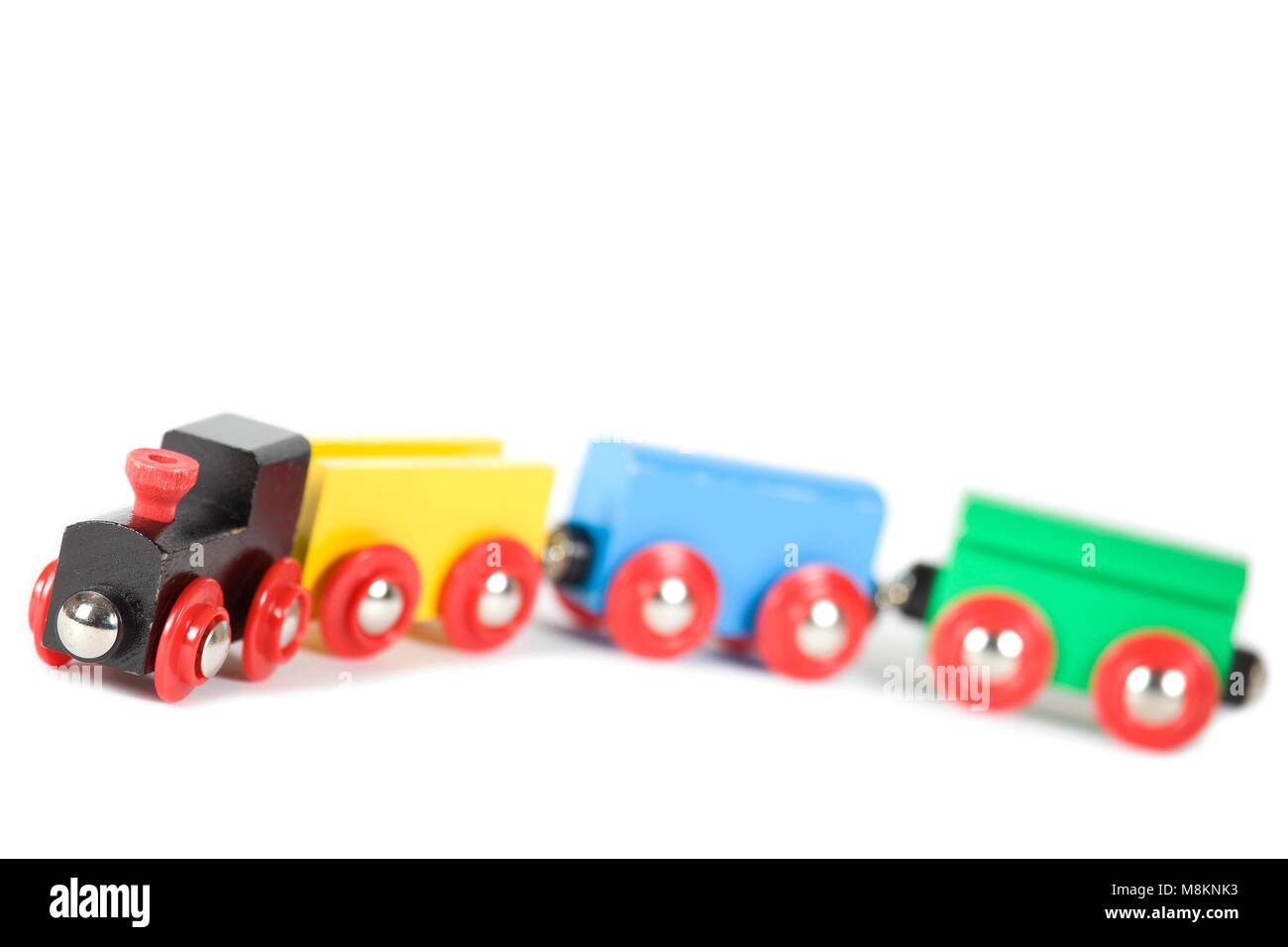 Spielzeug aus Holz Zug mit Kutschen auf weißem Hintergrund Stockfoto