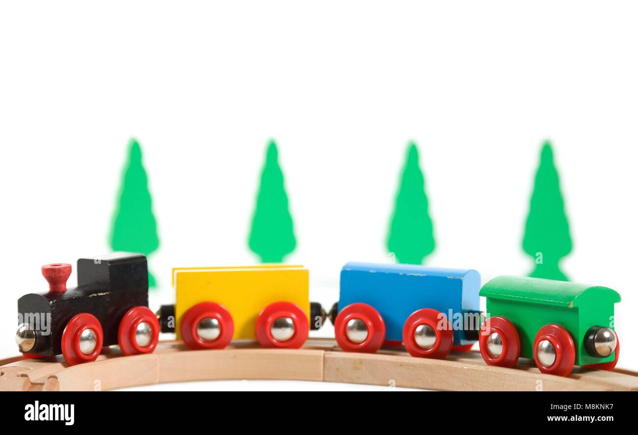 Hölzerne Spielzeugeisenbahn auf isolierten weißen Hintergrund Stockfoto
