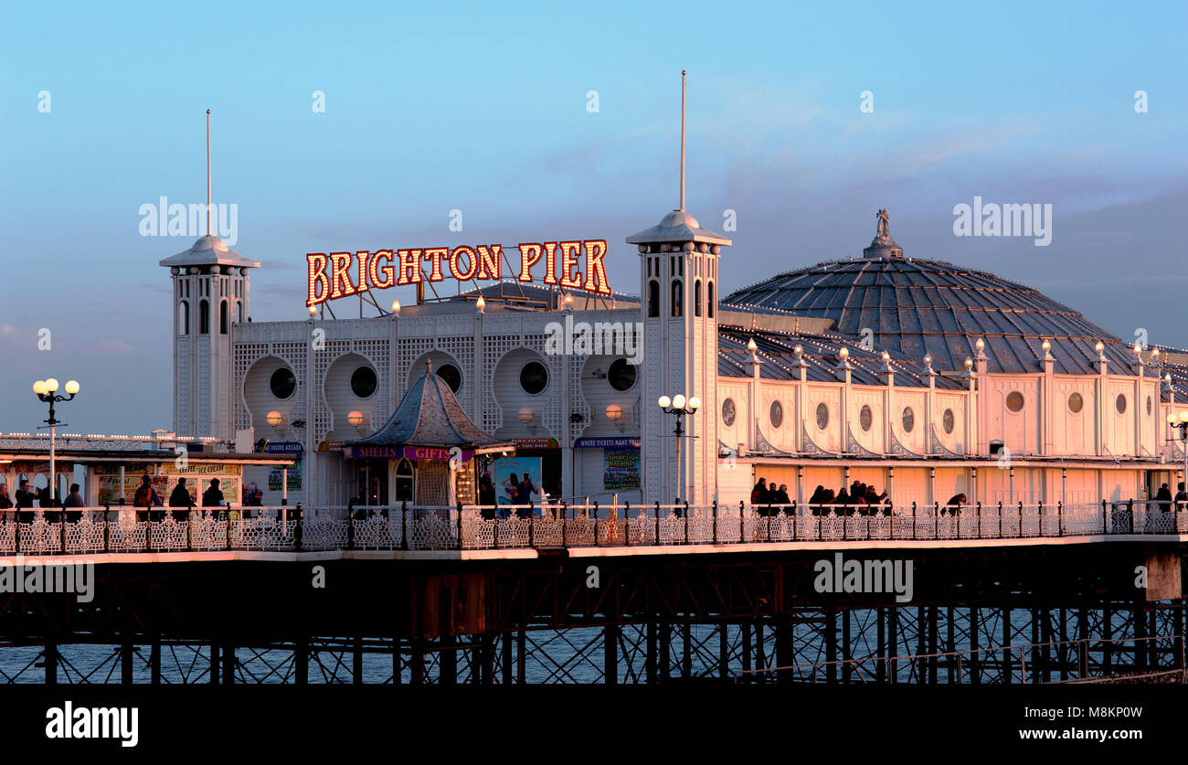 Pier von Brighton, Brighton und Hove, Großbritannien, 2018. den Brighton Pier, auch genannt das Palace Pier, ist eines der beliebtesten touristischen Reiseziele in England. Stockfoto