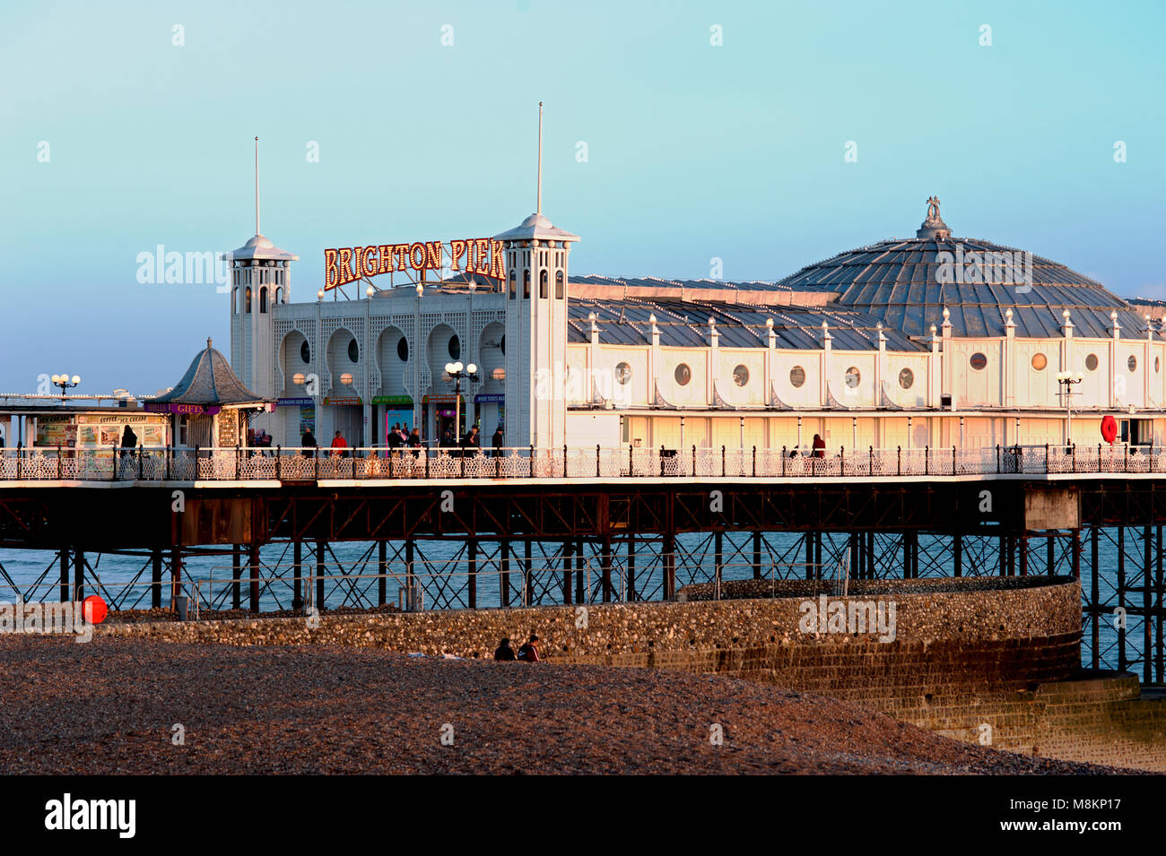 Pier von Brighton, Brighton und Hove, Großbritannien, 2018. den Brighton Pier, auch genannt das Palace Pier, ist eines der beliebtesten touristischen Reiseziele in England. Stockfoto