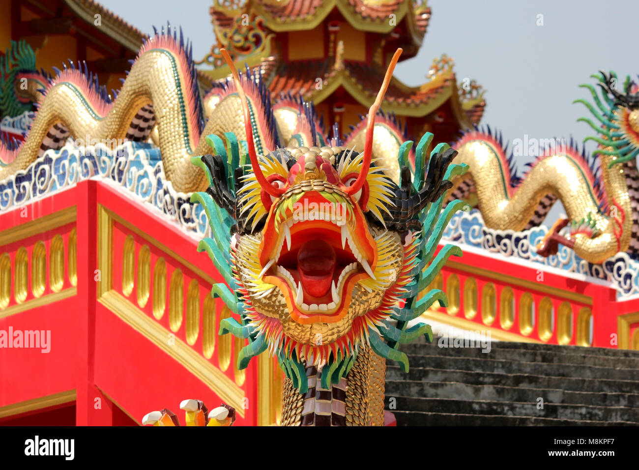 Nahaufnahme des goldenen Drachen in der chinesischen Schrein Stockfoto