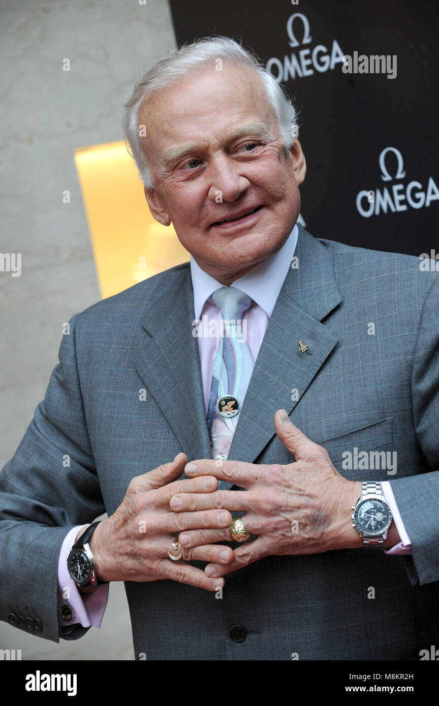 Buzz Aldrin markiert den 40. Jahrestag der Mondlandung mit dem Debüt der limited edition Speedmaster Moonwatch Apollo 11 durch das original sehen von Aldrin abgenutzt an der Mondlandung inspiriert. OMEGA Flagship Boutique in New York City. Juni 3, 2009. Credit: Dennis Van Tine/MediaPunch Stockfoto