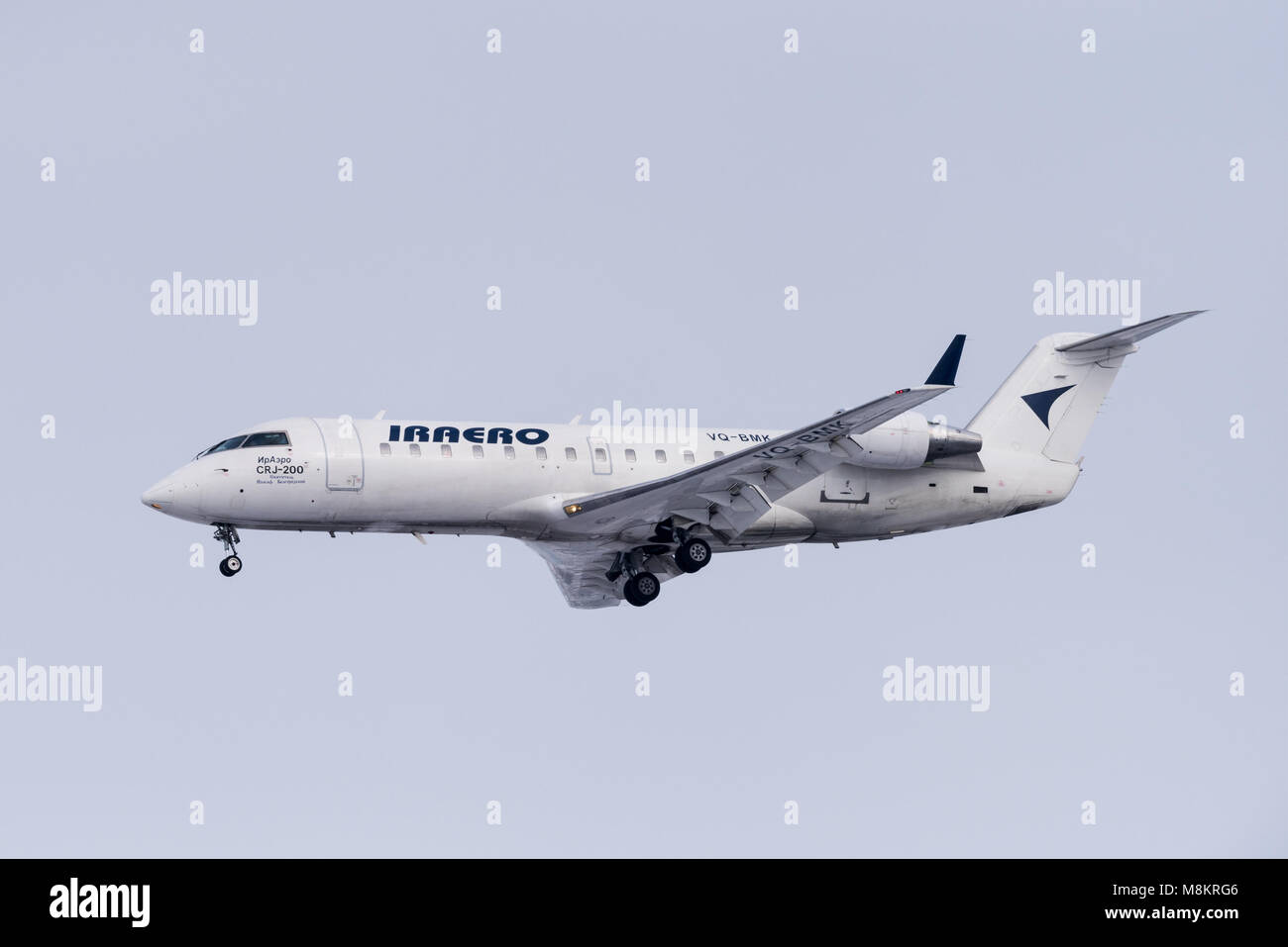 Nowosibirsk, Russland - 10. März 2018: Bombardier CRJ-200er-VQ-BMK IrAero Ansätze für die Landung auf dem internationalen Flughafen Tolmachevo. Stockfoto
