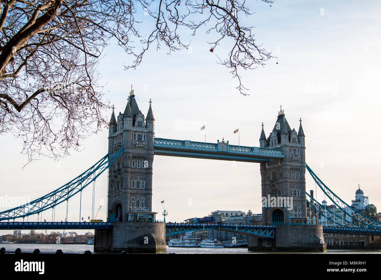 Die Tower Bridge ist eine kombinierte Klapp- und Hängebrücke in London zwischen 1886 und 1894 gebaut. Die Brücke überquert den Fluss Themse. Stockfoto