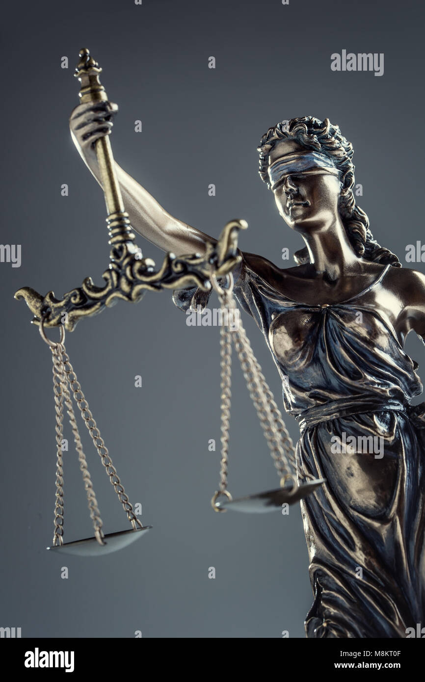 Satzung des Gerichtshofs. Bronzestatue Lady Gerechtigkeit mit Waage und Schwert. Stockfoto