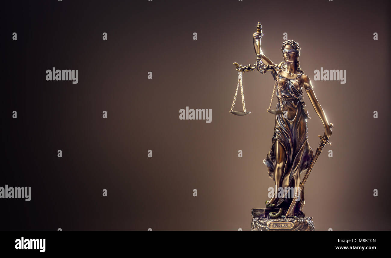 Satzung des Gerichtshofs. Bronzestatue Lady Gerechtigkeit mit Waage und Schwert. Stockfoto