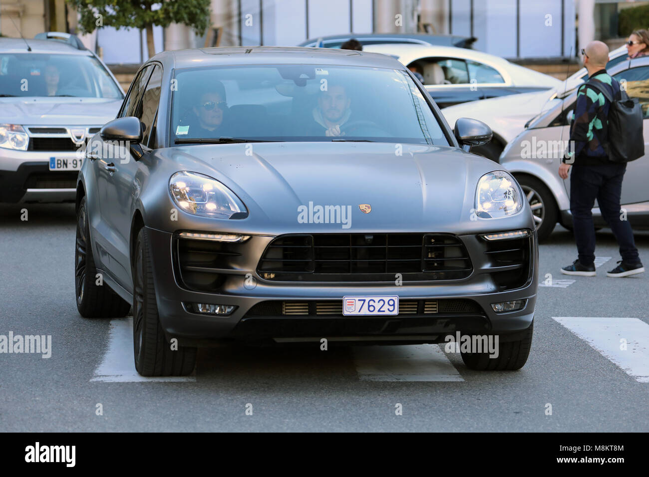 Monte Carlo, Monaco - 17. März 2018: Mann, der eine teure Schwarz Porsche Macan Vor dem Kasino von Monte Carlo in Monaco im Französischen Rivier Stockfoto