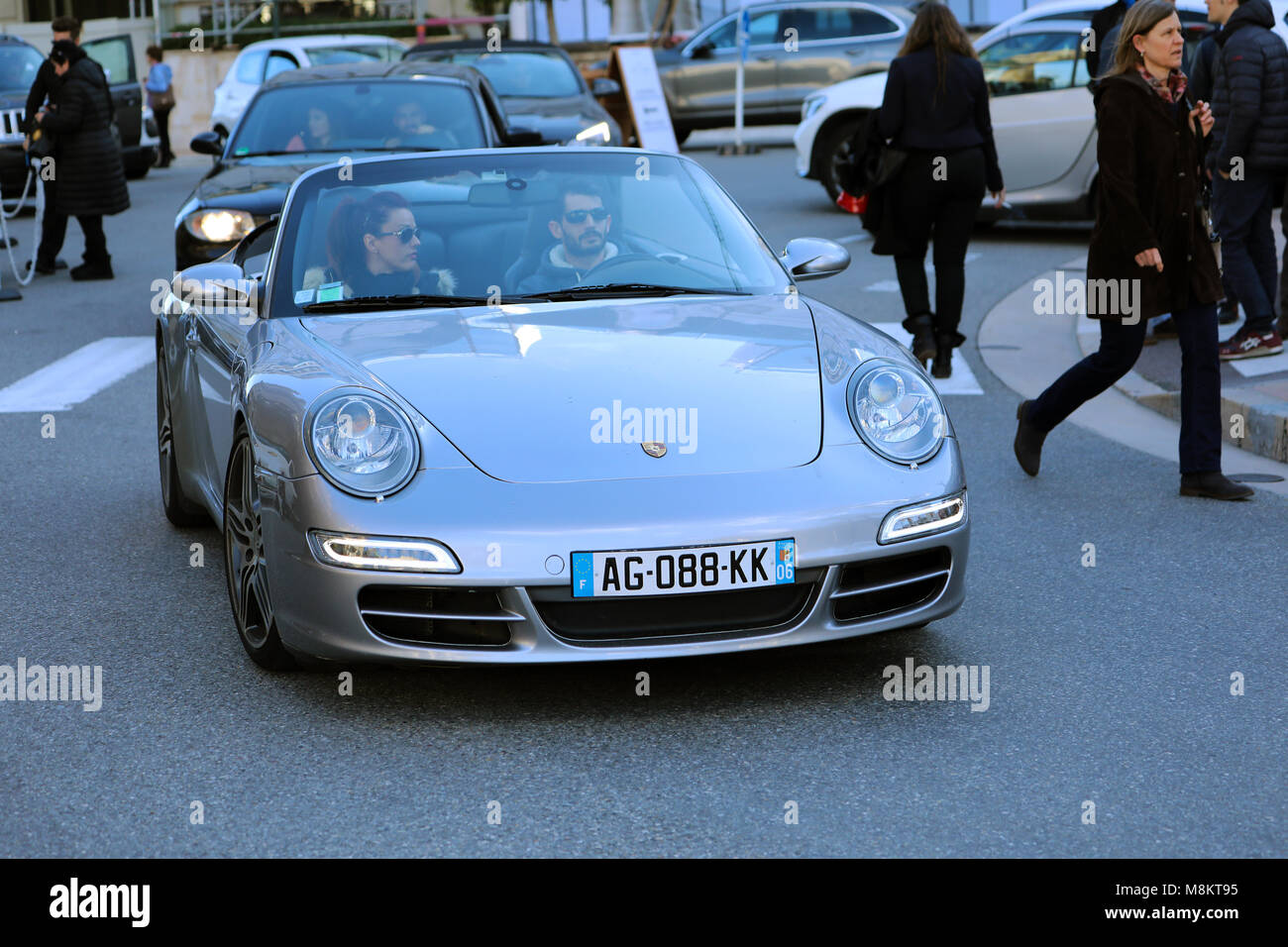 Monte Carlo, Monaco - 17. März 2018: Mann, der eine teure Grau Porsche 911 997 in Monaco, Paar in Convertible Sport Auto sitzen Stockfoto